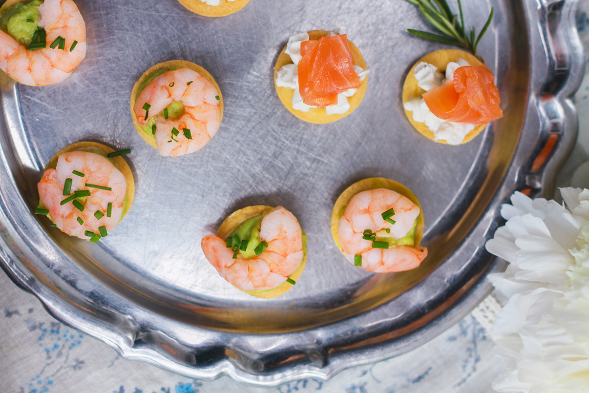 Recette bouchées apéritives, fromage frais, saumon et aneth. Avocat façon guacamole et crevettes roses. Pâte brisée maison et champagne rosé G.H.Mumm.