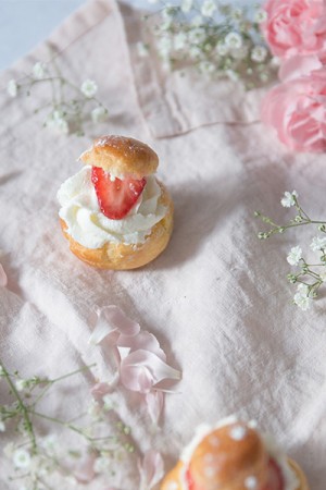 Recette des profiteroles façon cheesecake aux fraises, cream cheese ou mascarpone, profiteroles à la fraise, petits choux à la fraise. Recette blog cuisine mode Dollyjessy