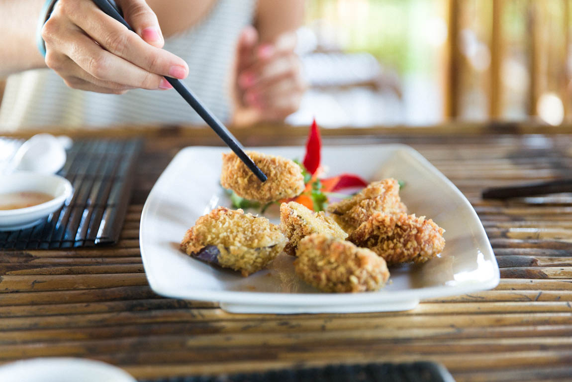 Nourriture vietnamienne bouchées au poulet - voyage au vietnam découverte de la gastronomie locale chez l'habitant en immersion  Blog voyage 