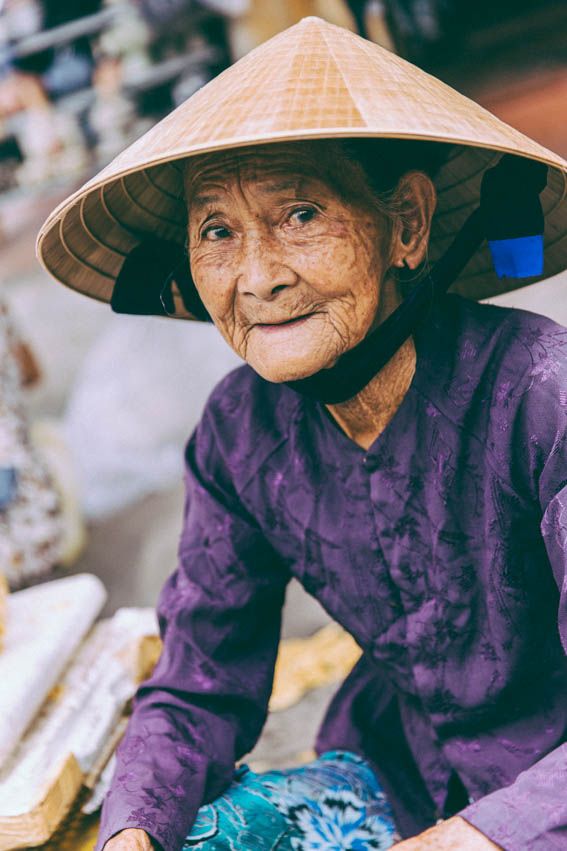 Vieille dame vietnamienne émotions dans les yeux photographie - blog voyage photographie mode lifestyle