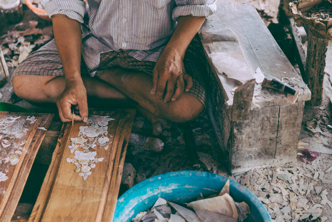 Travailleur qui taille le bois, artisanat au Vietnam à Hoi An - voyage avec comptoir des voyages 