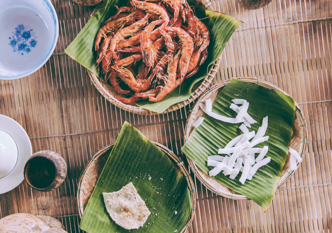 Nourriture vietnamienne crevettes roses cuites et marinées - voyage au vietnam découverte de la gastronomie locale chez l'habitant en immersion