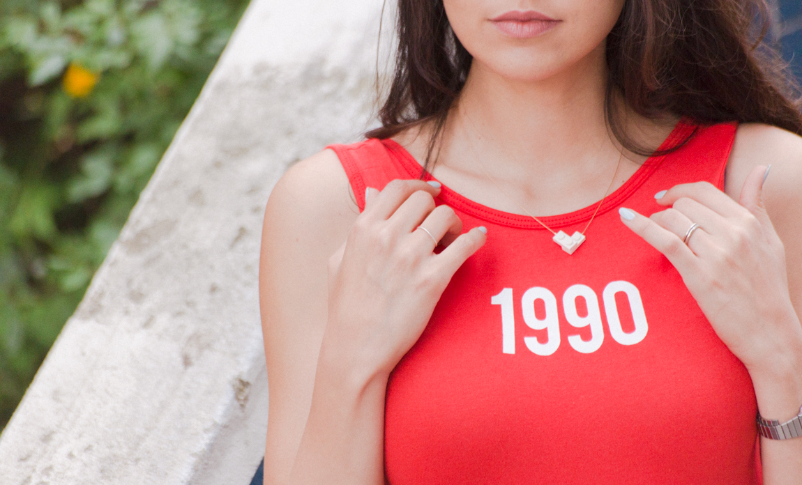 Blog mode Paris Dollyjessy - Look tendance années 90 short en jean vintage levi's - body rouge Alerte à Malibu - Tennis blanches Palladium