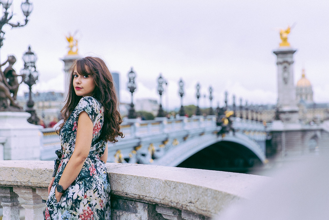 Blogueuse mode Paris - Shooting pont Alexandre III - Blog mode tenue d'été, de rentrée, robe à fleurs. Comment porter la robe mi-longue ?