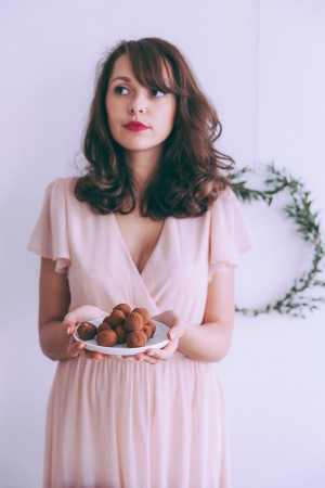 Conseils pour dresser sa table de Noël ou table de fête de mariage - style de table rustique en bois, plantes vertes et chandeliers dorés - blog cuisine lifestyle dollyjessy