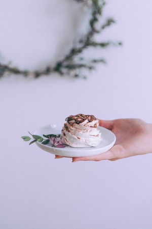 Pavolova chantilly mascarpone à la crème de marron, coulis de chocolat, feuille d'or, recette blog culinaire cuisine lifestyle paris - dessert de fêtes, de Noël - Pavlova au chocolat