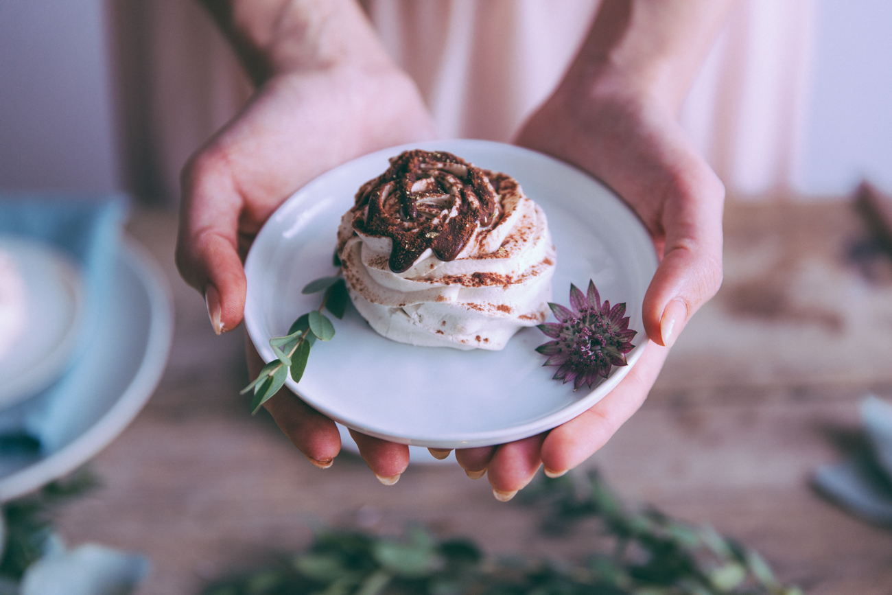 Pavolova chantilly mascarpone à la crème de marron, coulis de chocolat, feuille d'or, recette blog culinaire cuisine lifestyle paris - dessert de fêtes, de Noël - Pavlova au chocolat