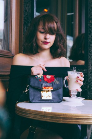 Sac Furla sur Zalando blogueuse mode Paris dollyjessy - Où acheter un beau sac sur Internet ? Photographie professionnelle shooting terrasse café de la paix