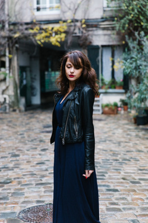 Shooting Paris Passage de l'Homme - blogueuse mode lifestyle robe longue drapée avec un perfecto en cuir