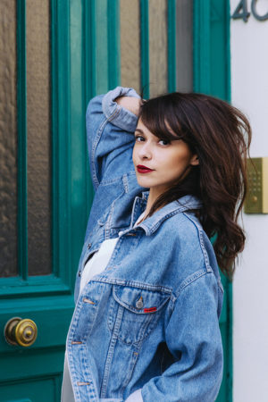 Blog mode paris look printemps 2018 - blogueuse parisienne mode lifestyle - comment porter la veste en jean d'homme, la veste en jean vintage, la veste en jean oversize - shooting paris 7