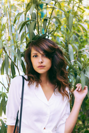 Look mode été 2019 automne, chemise blanche fabriquée en France avec un mom jean taille haute et des chaussures compensées espadrilles - blog mode paris dollyjessy