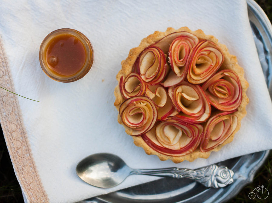 Tarte aux pommes ou tartelettes façon bouquets de roses, au caramel au beurre salé, recette Dollyjessy