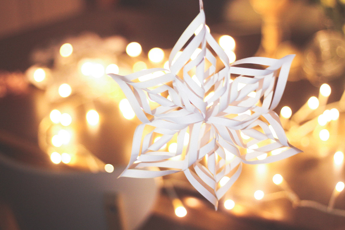 DIY: fabriquer des flocons de neige en papier, étoiles.