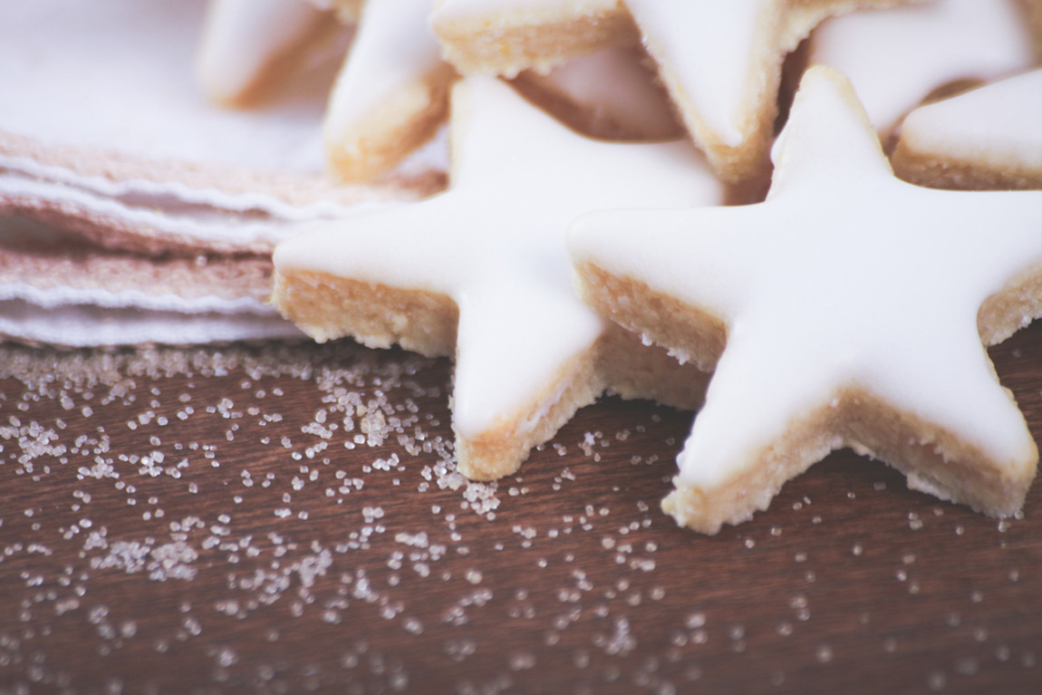 Recette des étoiles aux amandes, avec zestes de citron et glaçage royal. Biscuits et gâteaux de Noël. Blog cuisine Lifestyle Dollyjessy.