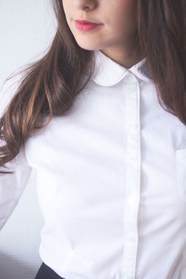 Look minimaliste, chemise blanche col claudine, jupe bleue marine, ballerines noires - blog mode lifestyle Dollyjessy
