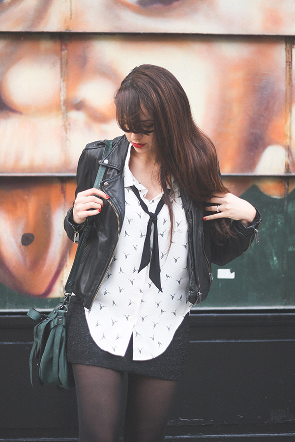 Blog mode Dollyjessy - Perfecto en cuir, chemise motifs cerfs, jupe tube noire, bottines Sézane