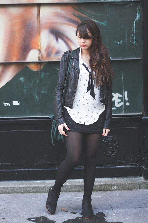 Blog mode Dollyjessy - Perfecto en cuir, chemise motifs cerfs, jupe tube noire, bottines Sézane