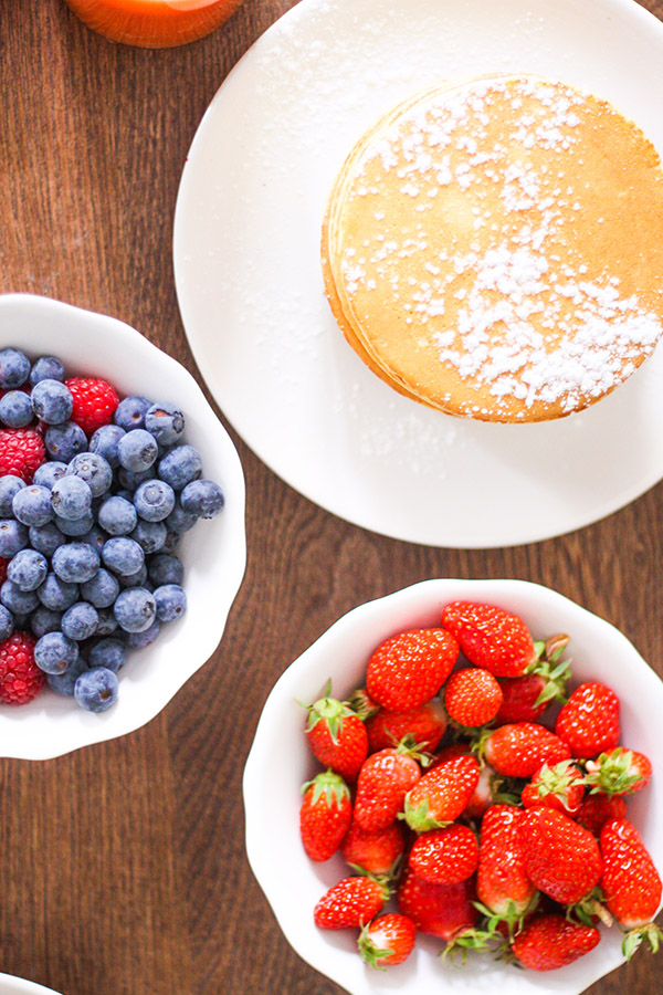 Brunch Dollyjessy: pancakes, fraises, myrtilles, framboises