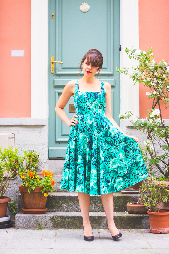 Look retro, robe Zara jungle façon pin-up, perfecto en cuir. Shooting dans la rue crémieux à Paris. Blog Mode Dollyjessy / Fashionblog. 