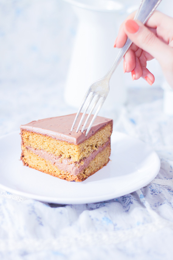 De la pralinoise pour Mounette – Roulé tout praliné: génoise au pralin,  ganache pralinoise, décor chocolat blanc