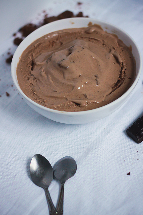 Recette de la glace au chocolat avec morceaux de brownies façon Chocolate Fudge Brownie de Ben & Jerry. Blog lifestyle cuisine Dollyjessy