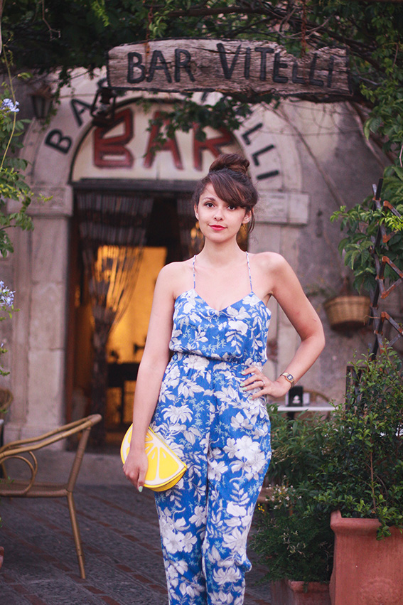 Bar Vitelli, Savoca en Sicile, bar où une scène du Parrain a été tournée: combinaison fleurie tropicale bleue et blanche, chaussures compensées et pochette Newlook en forme de citron - Blog mode lifestyle Dollyjessy