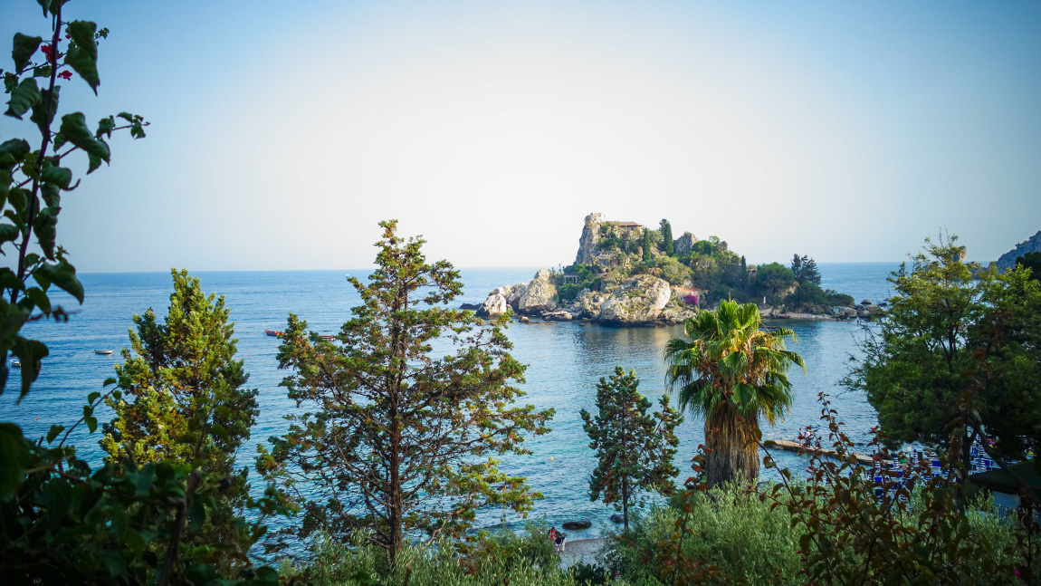 Taormina plages Sicile avec une eau transparente et des rochers / Taormina beach Sicily with clear water and rocks 
