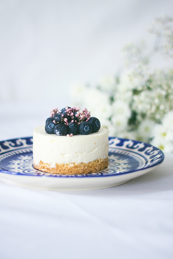 Recette cheesecake sans cuisson vanille et myrtille avec une base de palet breton maison. French Food blog cuisine Dollyjessy.