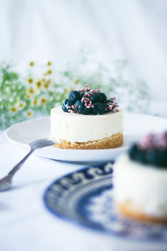 Recette cheesecake sans cuisson vanille et myrtille avec une base de palet breton maison. French Food blog cuisine Dollyjessy.