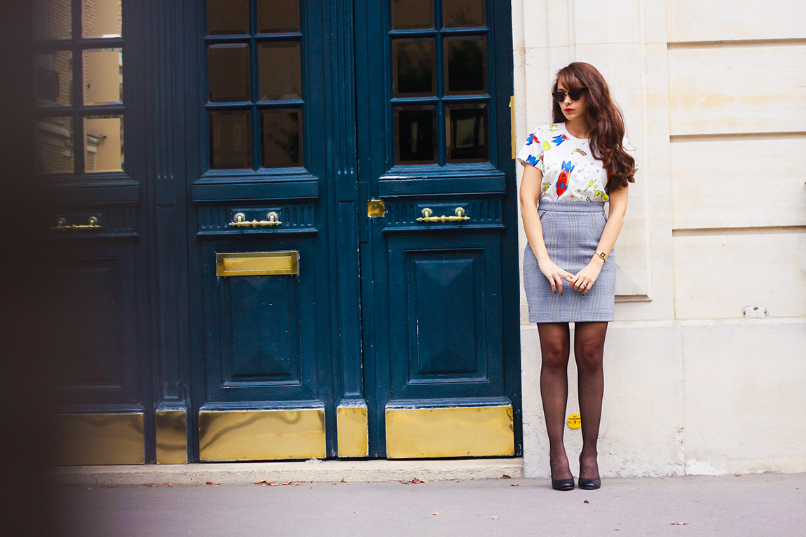 Blog mode français, french fashion blog Dollyjessy: jupe crayon à carreaux H&M, t-shirt spatial fusées Sheinside, lunettes de soleil Mister Spex, pochette Asos, look Paris