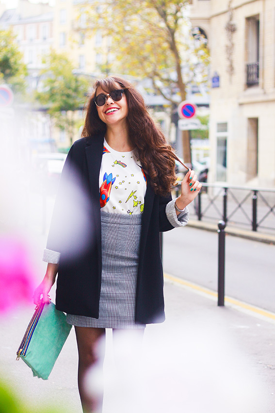Blog mode français, french fashion blog Dollyjessy: jupe crayon à carreaux H&M, t-shirt spatial fusées Sheinside, lunettes de soleil Mister Spex, pochette Asos, look Paris