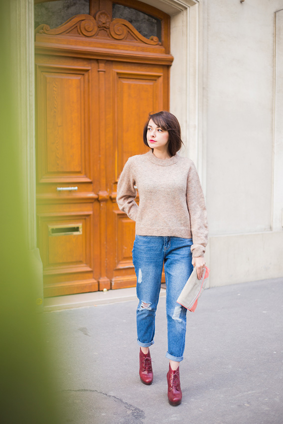 Blog mode lifestyle - french fashion blog. Mom Jean déchiré, pull en mohair, boots rouges à lacets et plateforme Look 52 Shooting dans les rues de Paris