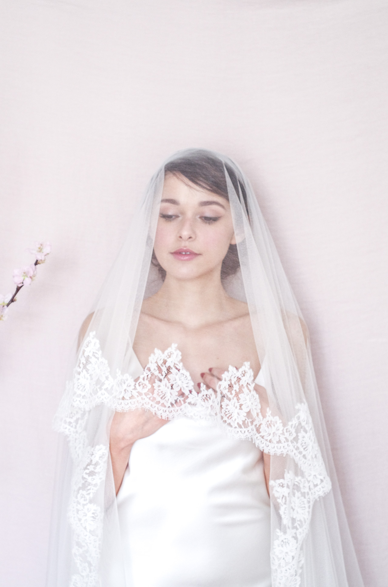 Shooting mariage blogueuse mode - french fashion blog weeding photography - Maquillage mariage nude rosé - Nude make up - flowers crown 
