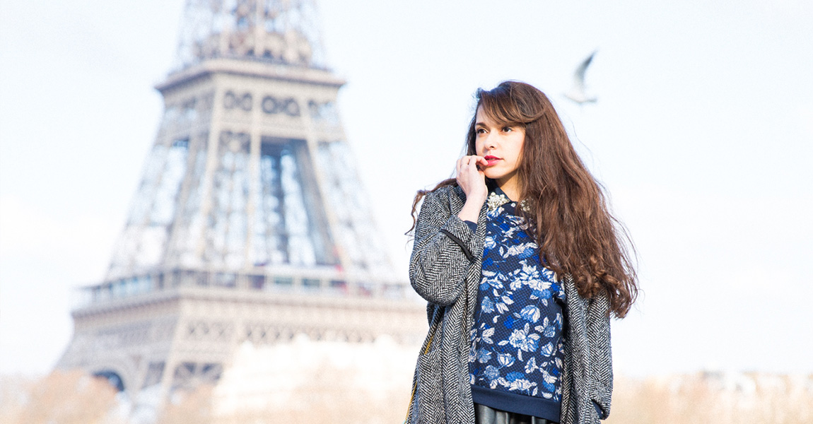 Blogueuse mode paris Tour Eiffel Look féminin baskets Airmax, pull fleuri, jupe patineuse en cuir, pochette 1951 bleu lagon pastel - French fashion blog from Paris Eiffel Tower - Fashion Blog Mode