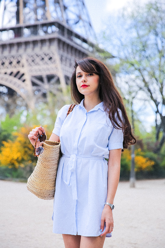 Shooting Paris Tour Eiffel Blog mode : robe chemise bleu clair Asap, lunettes vintage, grand panier, tennis - French fashion blog  - shooting professionnel blogueuse mode