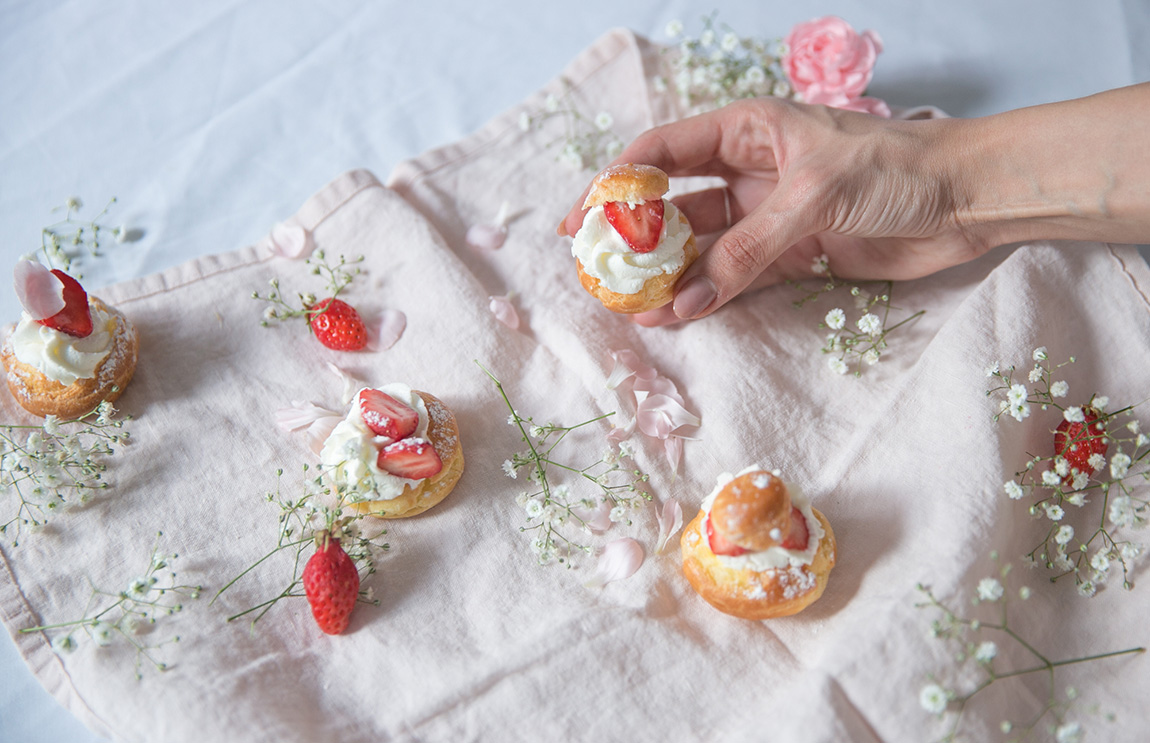 Recette des profiteroles façon cheesecake aux fraises, cream cheese ou mascarpone, profiteroles à la fraise, petits choux à la fraise. Recette blog cuisine mode Dollyjessy