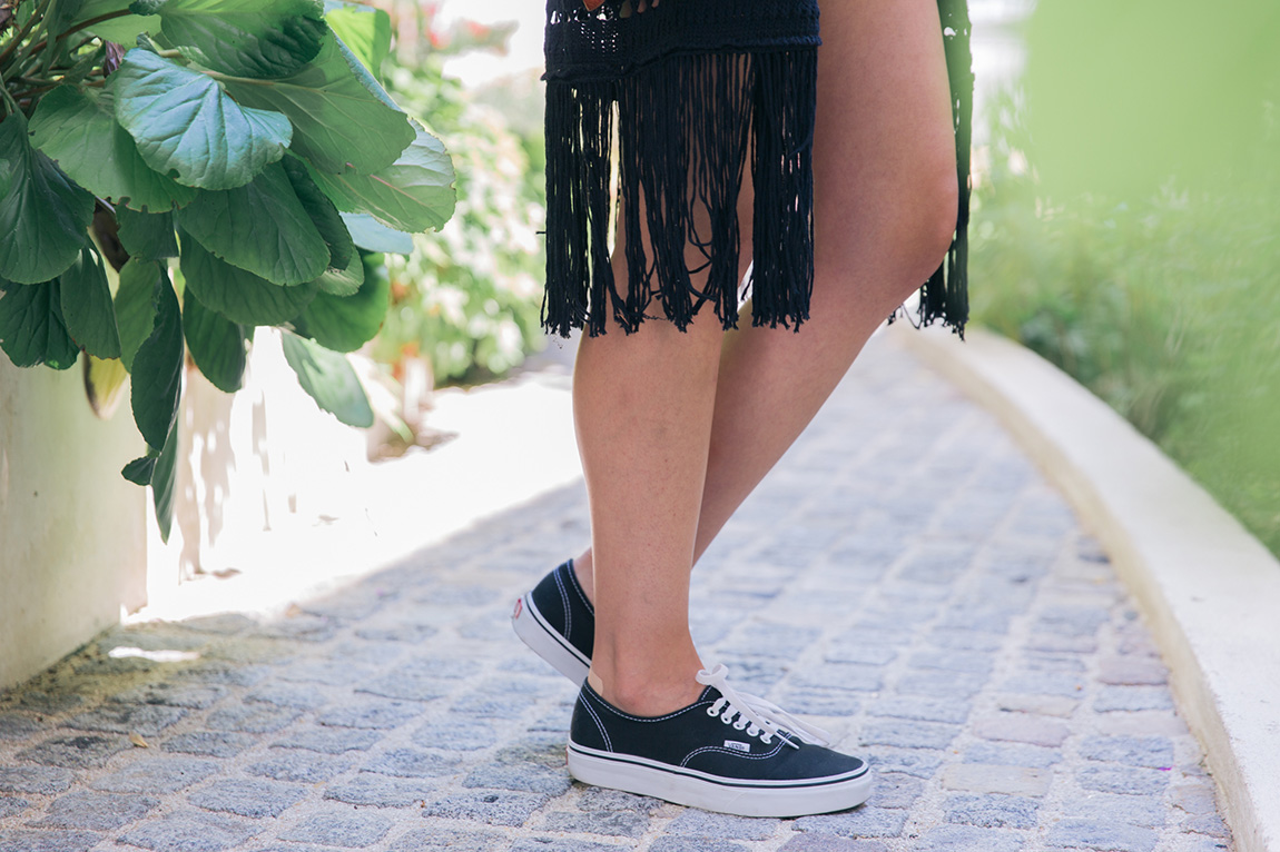 Look tenue bohème hippie simple - gilet à franges noir, sac en cuir vintage, vans authentic noires, short noir déchiré Monki style rock grunge - blog mode lifestyle
