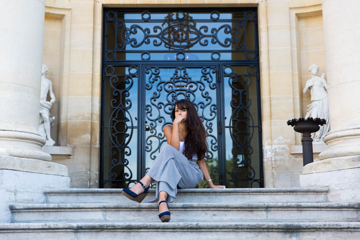 Shooting mode Tiara Château-Hôtel Mont Royal Chantilly : tenue style marin pantalon ample et ceinture corde, pochette citron, débardeur blanca - blog mode lifestyle - french fashion blog shooting Chantilly next to Paris