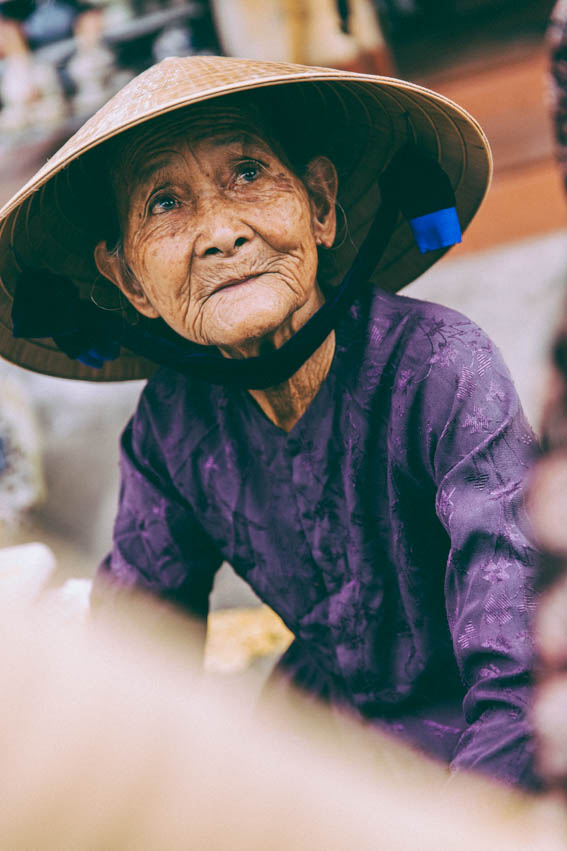 Vieille dame vietnamienne émotions dans les yeux photographie - blog voyage photographie mode lifestyle