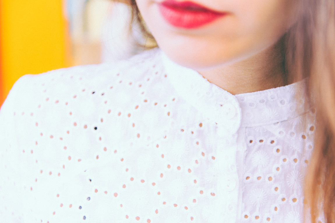 Chemise blanche Anna Tirmann dentelle - blog mode lifestyle shooting rue saint marthe Style années 70