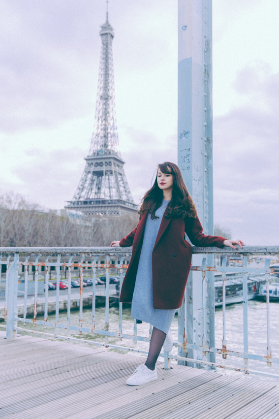 Blog mode Paris Dollyjessy - robe en maille Asos, manteau en laine Bensimon, baskets blanches beiges Lacoste . Look cool pour l'hiver.  Blogueuse parisienne Shooting Look Paris passerelle Debilly