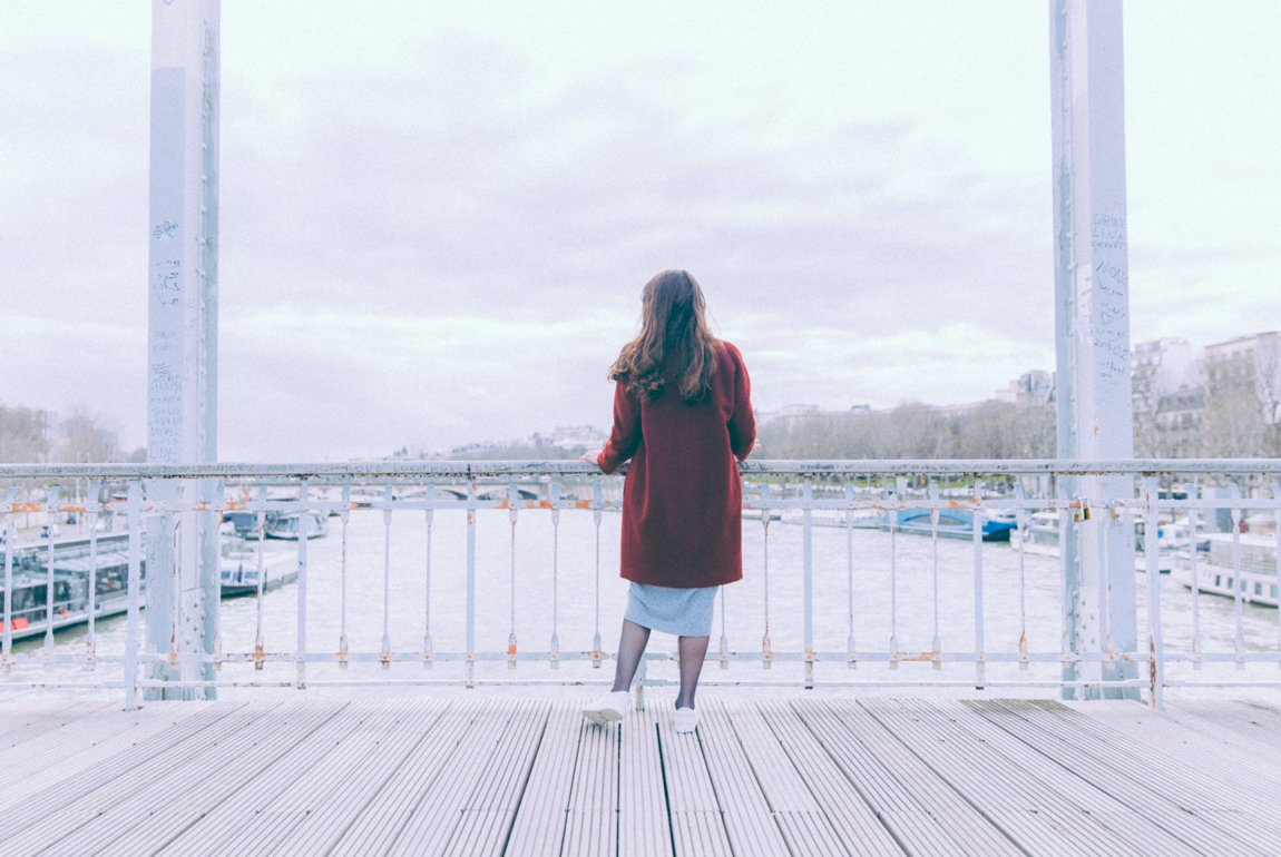 Blog mode Paris Dollyjessy - robe en maille Asos, manteau en laine Bensimon, baskets blanches beiges Lacoste . Look cool pour l'hiver. Blogueuse parisienne Shooting Look Paris passerelle Debilly