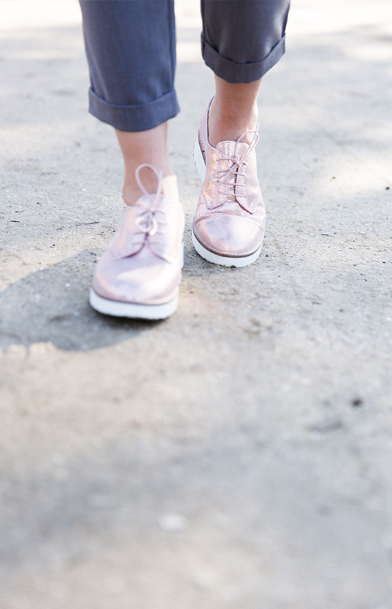 Comment porter des derbies dorées des chaussures à paillettes idées blogueuse mode Paris 
