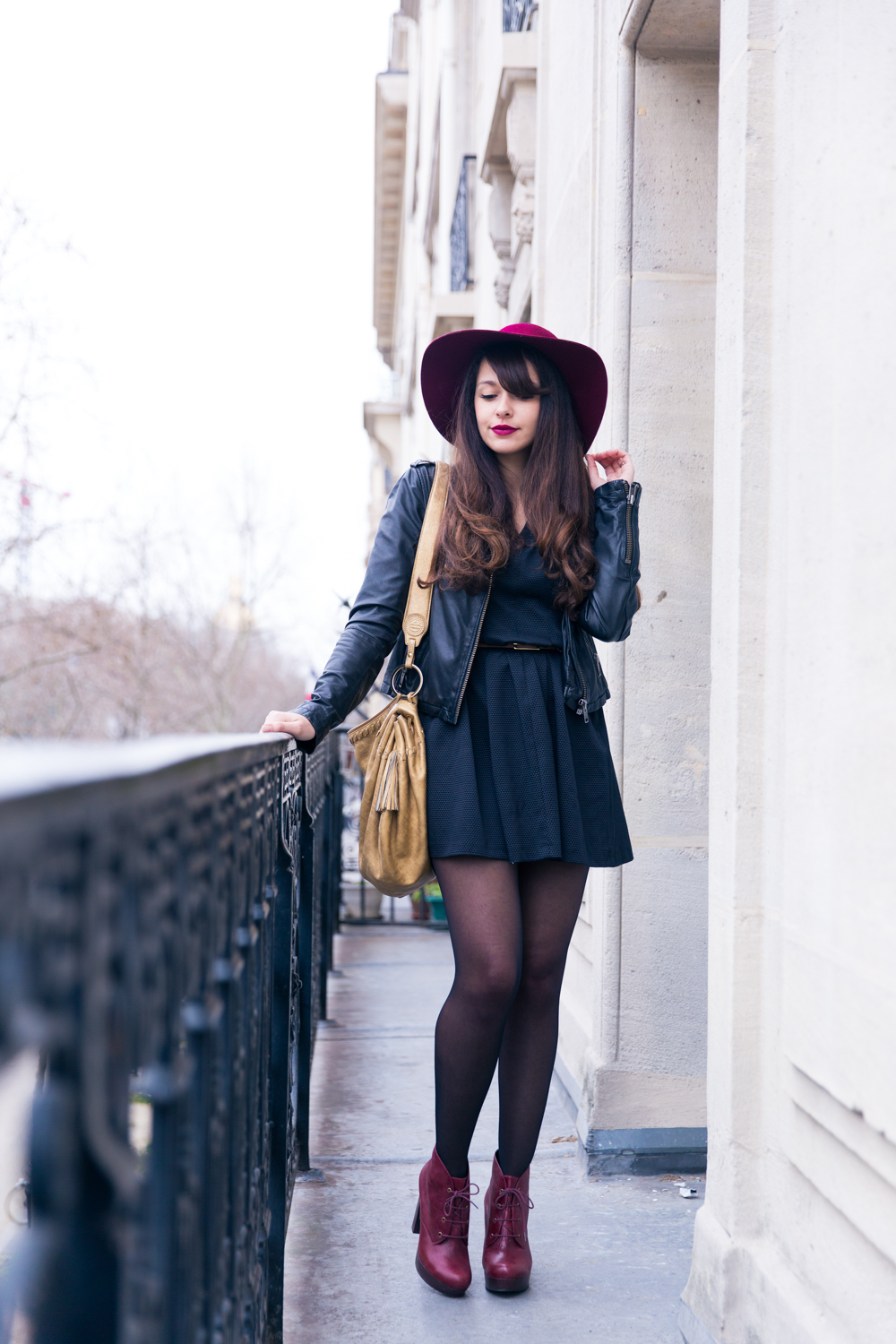 Blog mode paris look automne printemps 2016 - Chapeau violine sac lancel rouge à lèvres mat HD revlon