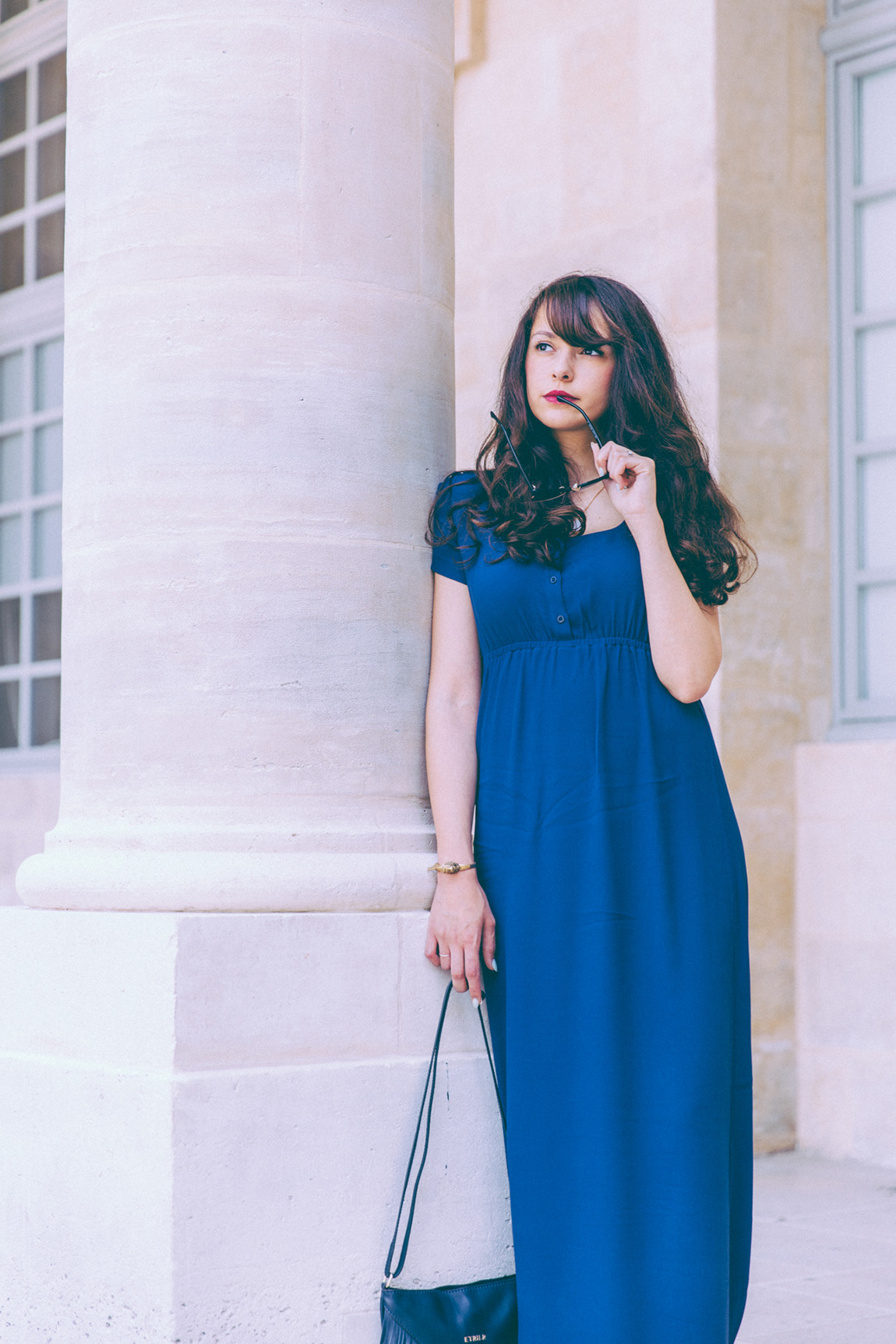 Blog mode Paris - blogueuse française parisienne dollyjessy. Look longue robe bleue American Vintage avec des compensées et un sac à main en cuir bleu Etrier - idées tenues
