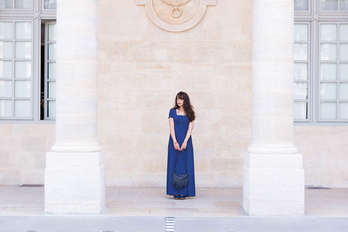Blog mode Paris - blogueuse française parisienne dollyjessy. Look longue robe bleue American Vintage avec des compensées et un sac à main en cuir bleu Etrier - idées tenues