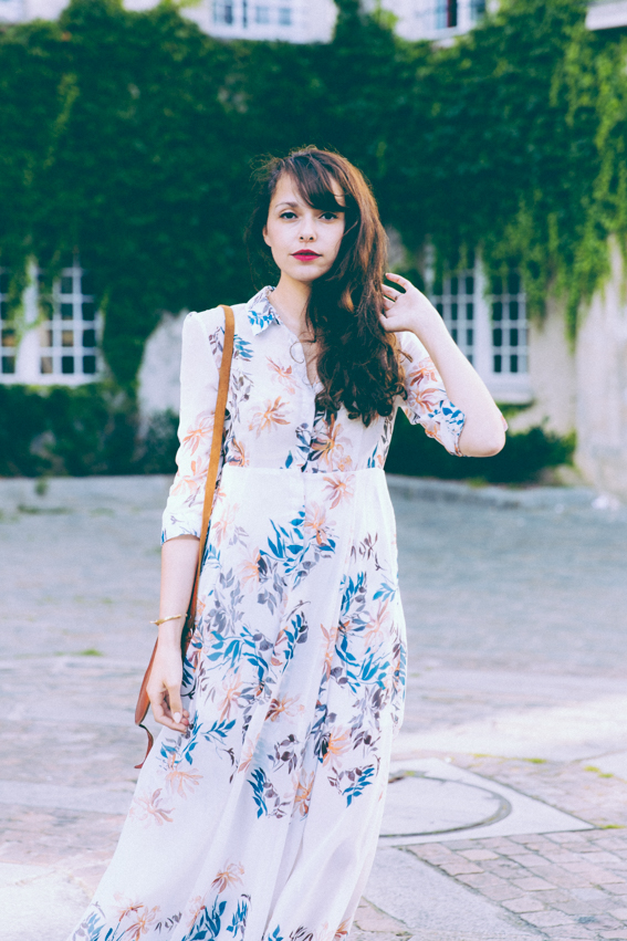 Blogueuse mode française à Paris. Robe longue petit prix Shein. Comment porter une robe longue avec des baskets quand on est petite ? 