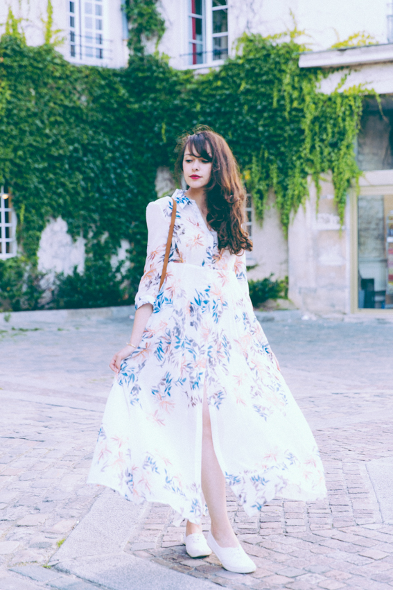 Blogueuse mode française à Paris. Robe longue petit prix Shein. Comment porter une robe longue avec des baskets quand on est petite ? 