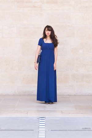 Blog mode Paris - blogueuse française parisienne dollyjessy. Look longue robe bleue American Vintage avec des compensées et un sac à main en cuir bleu Etrier - idées tenues