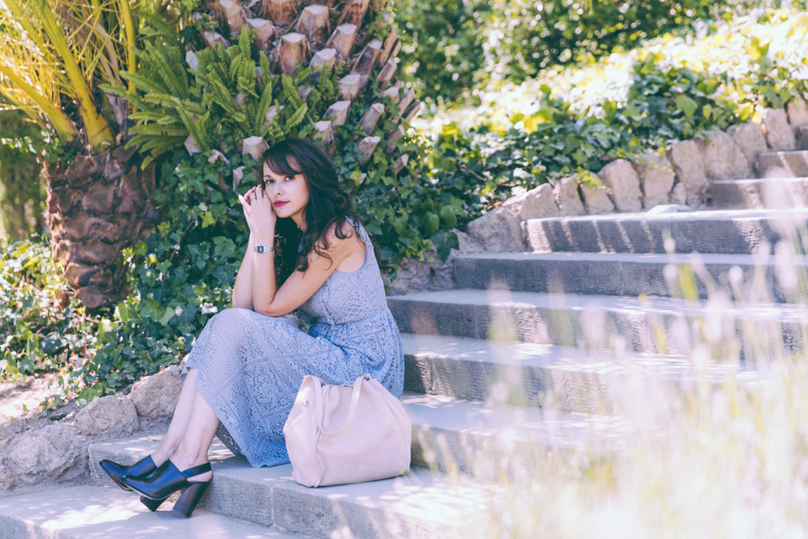 Blogueuse mode Paris look à Barcelone - bonne humeur. Robe dentelle bleue Zara, chaussures d'été fermées type sabot, sac beige en daim Zara.